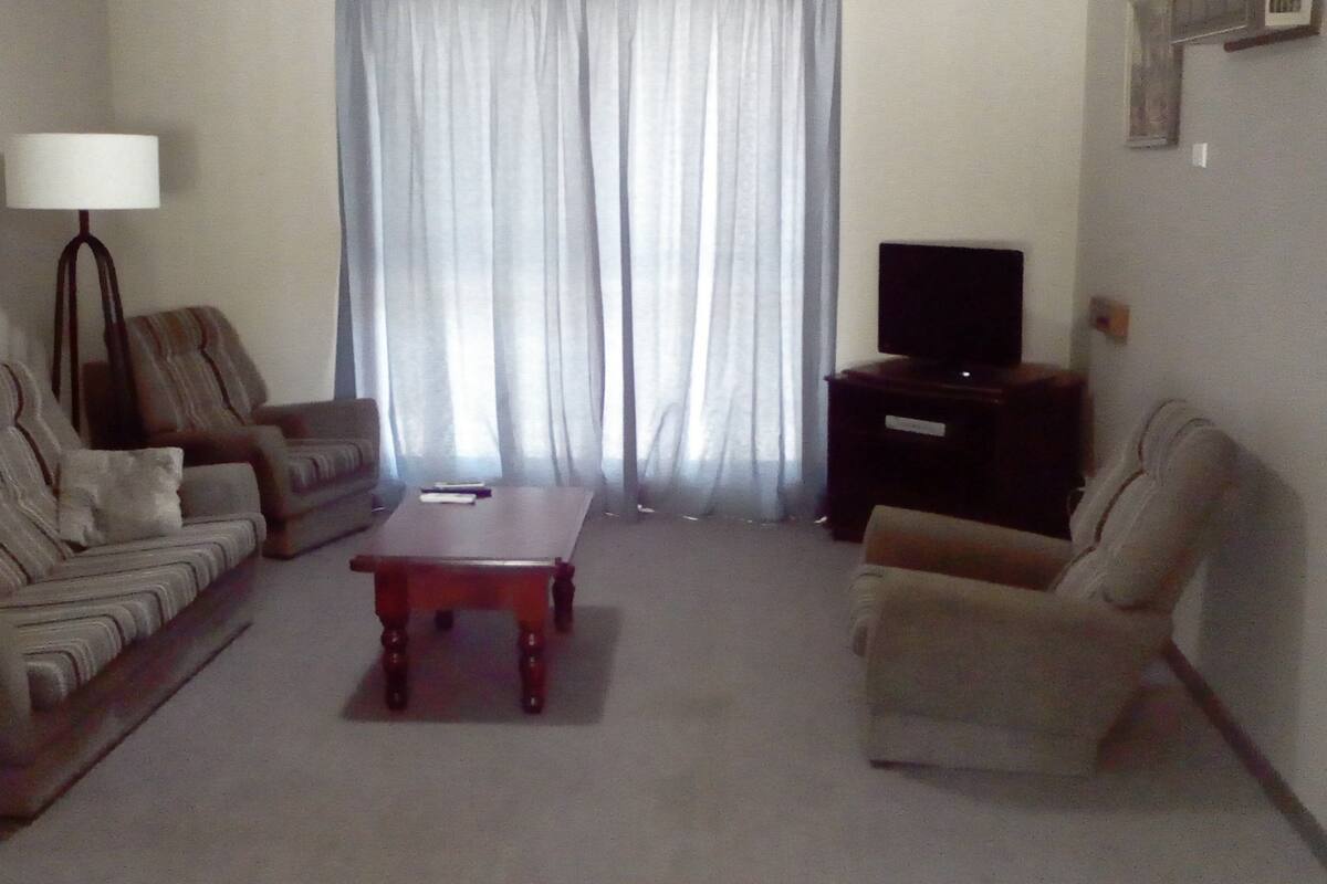 Appartement, 2 slaapkamers | Woonruimte | Een flatscreentelevisie