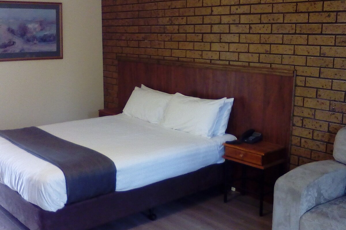 Deluxe Double Room, 1 Bedroom | Desk, iron/ironing board, bed sheets