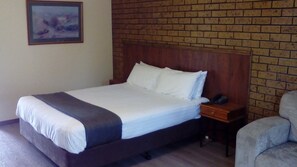 Deluxe tweepersoonskamer, 1 slaapkamer | Een bureau, een strijkplank/strijkijzer, beddengoed