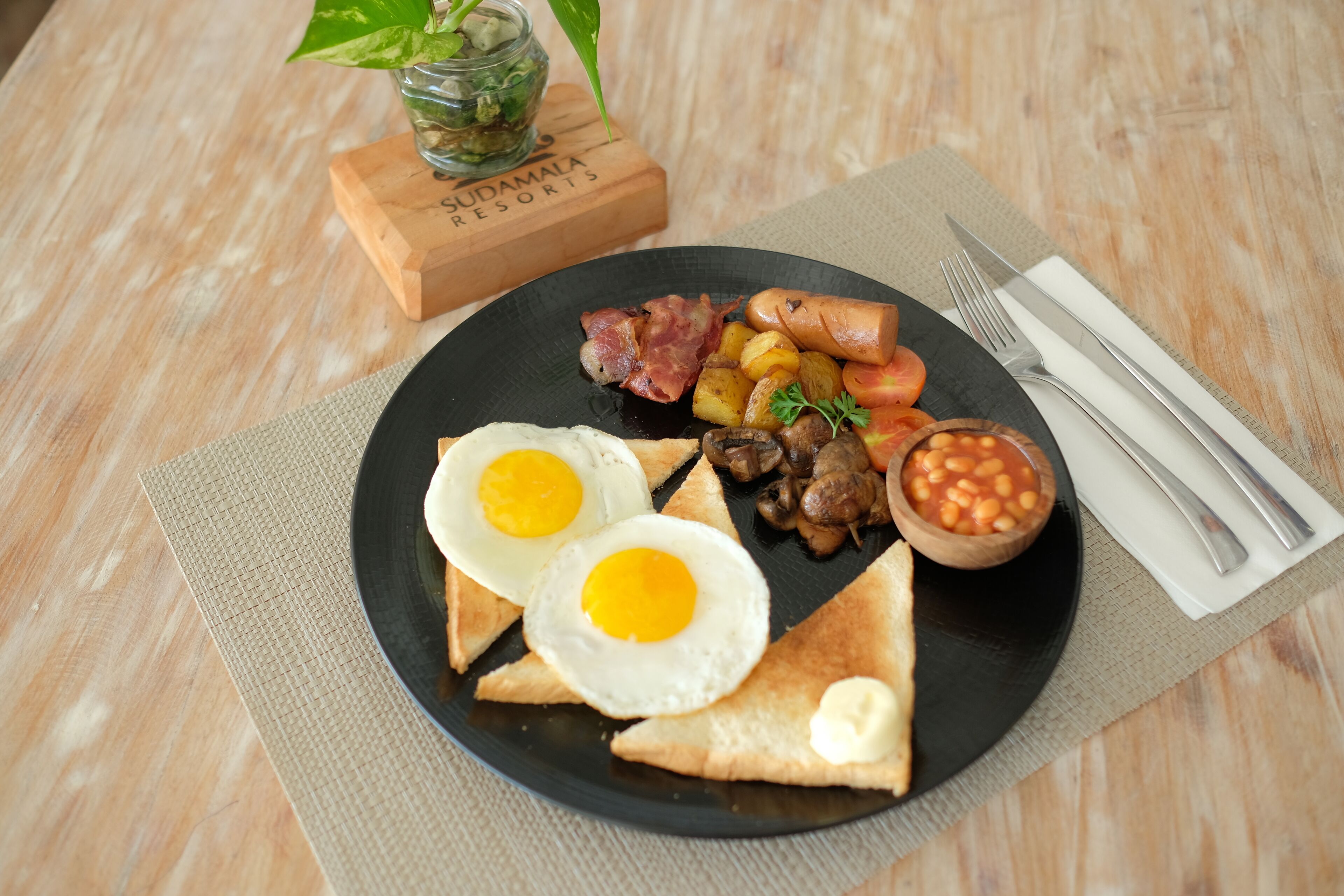 breakfast, lunch, dinner served; international cuisine, beach views