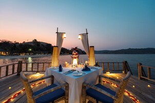 供应早餐、午餐和晚餐，国际美食，海滩景观