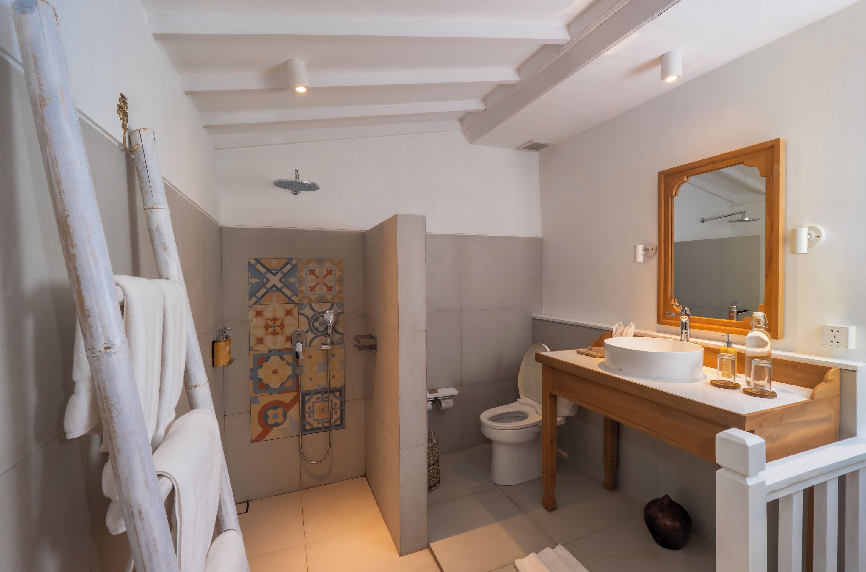 beach bungalow | bathroom | shower, rainfall showerhead, free toiletries, towels