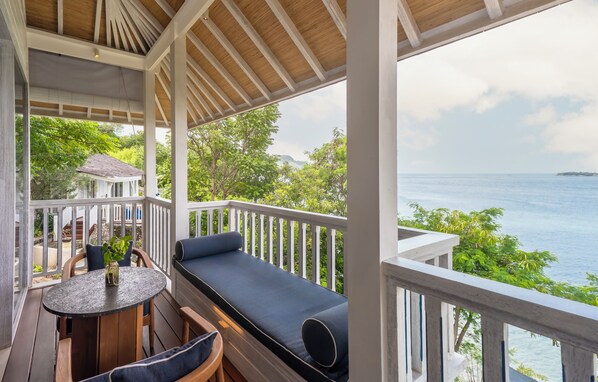 Chambre panoramique (Panoramic Premium Bungalow) | Vue du balcon