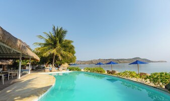 室外游泳池，06:00 至 18:00 开放，日光浴躺椅