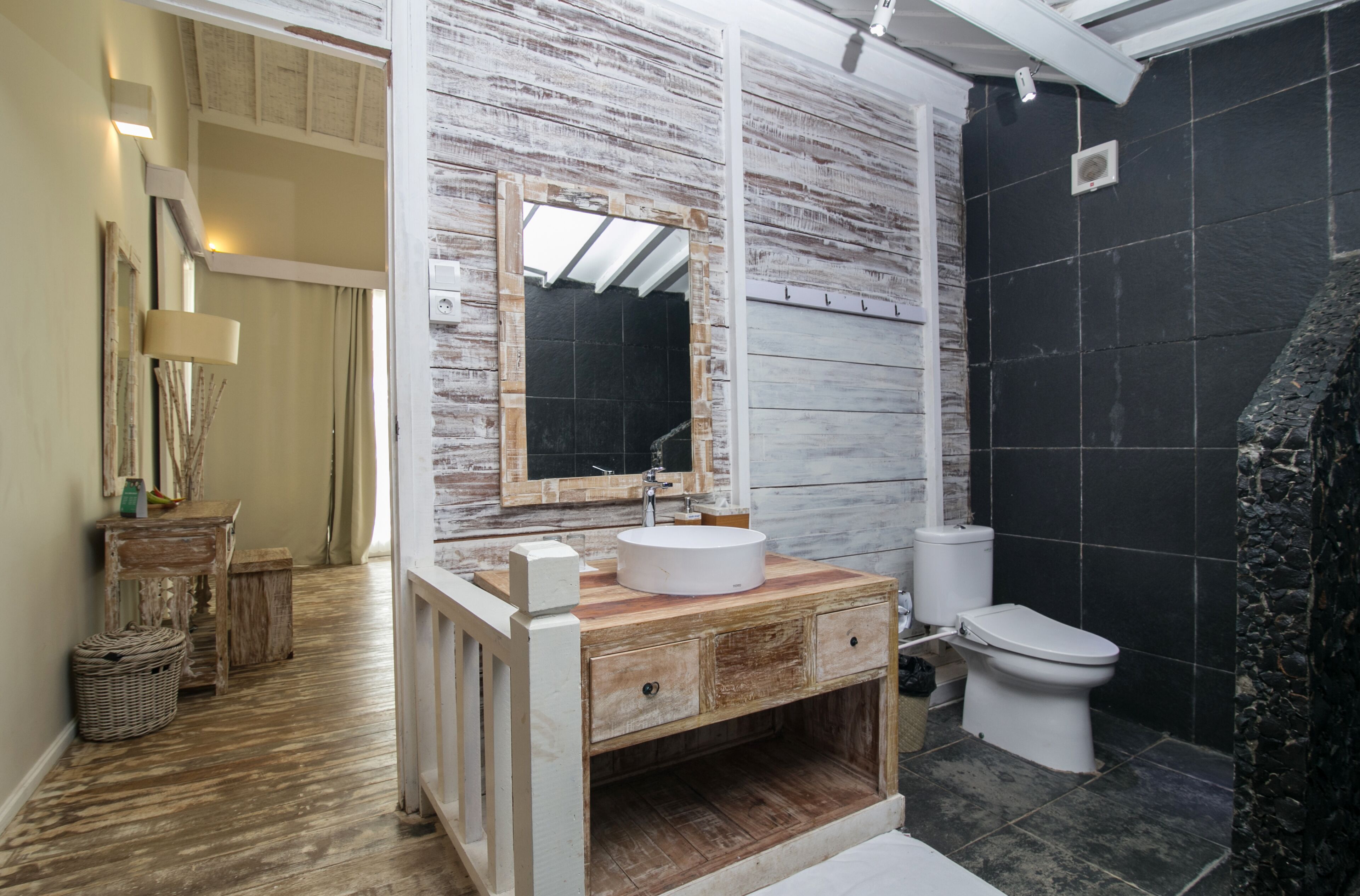 shower, rainfall showerhead, free toiletries, towels