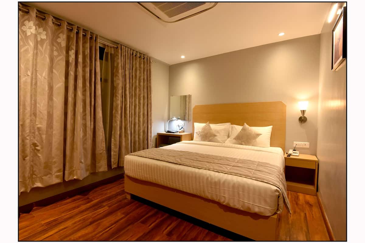 Superior Room, 1 Queen Bed | In-room safe, desk, rollaway beds