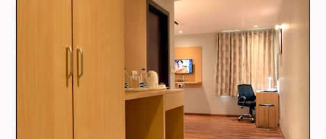 In-room safe, desk, rollaway beds