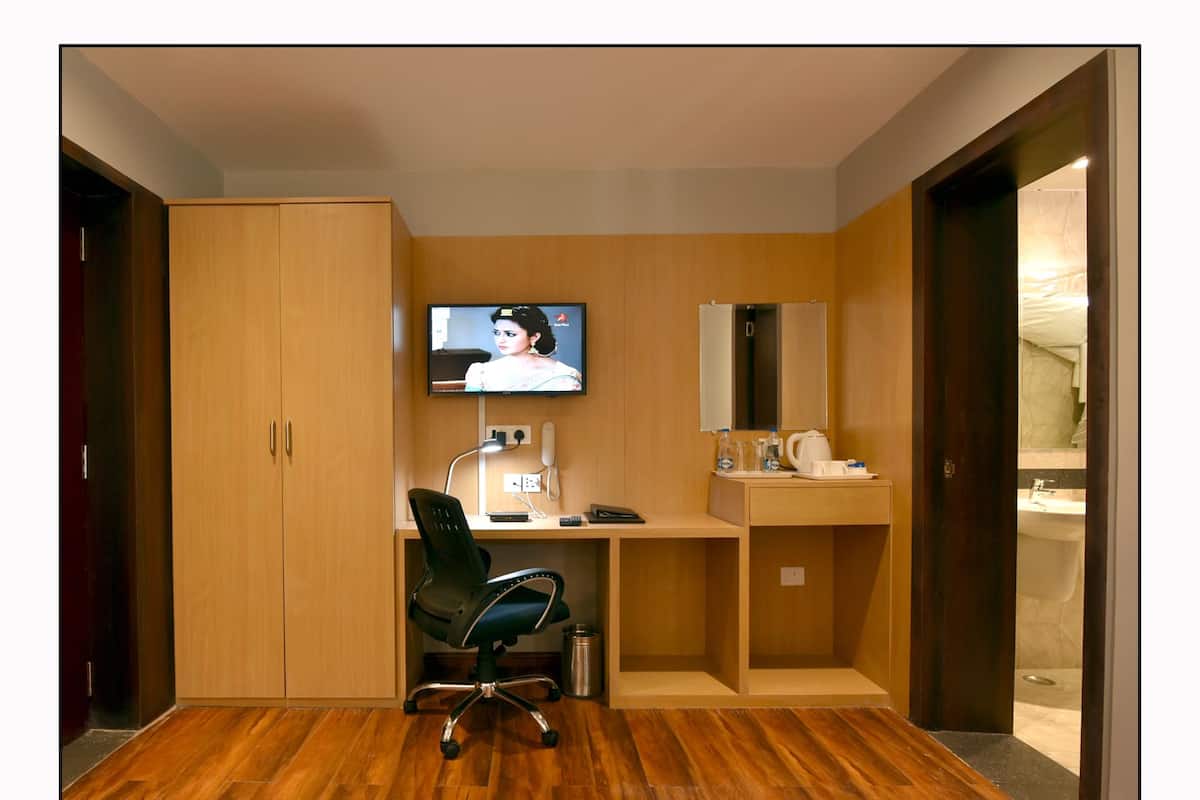 Habitación Deluxe | Caja de seguridad en la habitación, escritorio y camas extra