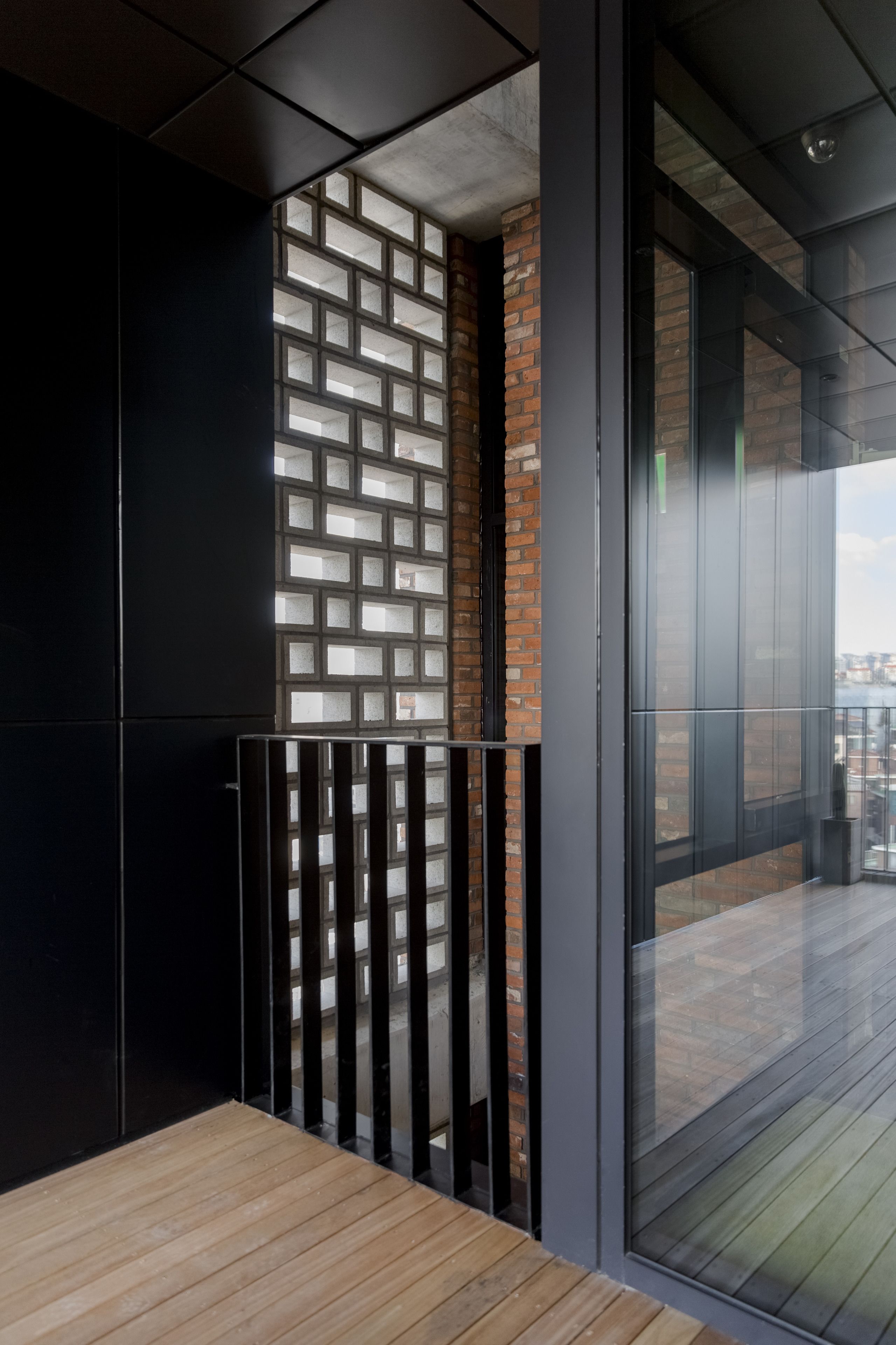 executive suite (king) | in-room safe, desk, blackout curtains, soundproofing