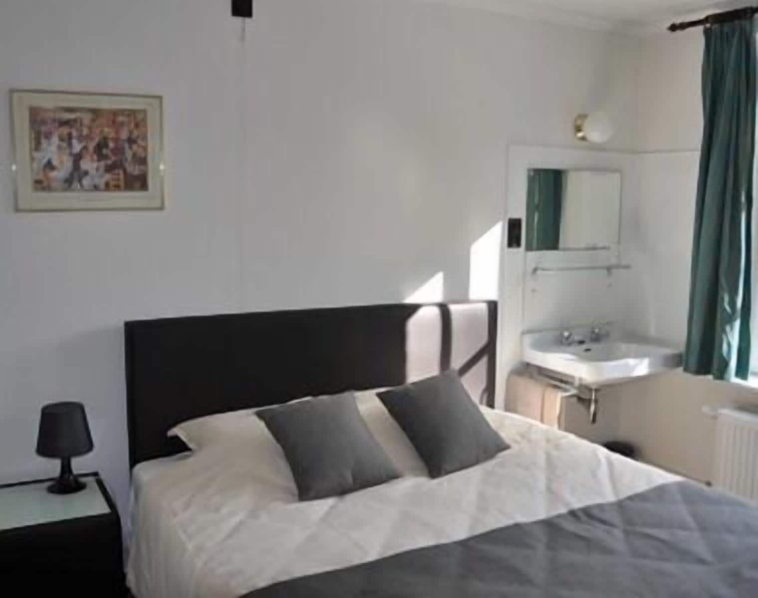Driepersoonskamer, gemeenschappelijke badkamer | Gratis babybedden, gratis wifi, beddengoed