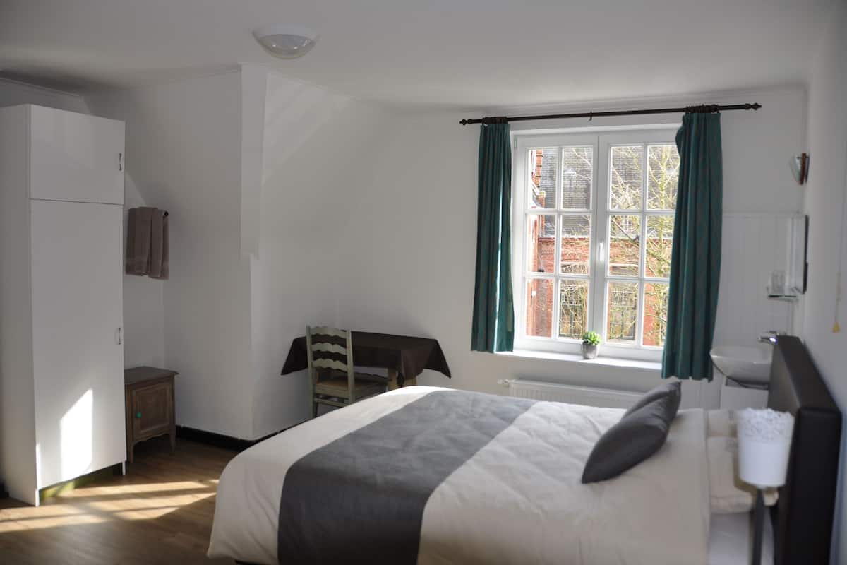 Vierpersoonskamer, gedeelde badkamer | Gratis babybedden, gratis wifi, beddengoed