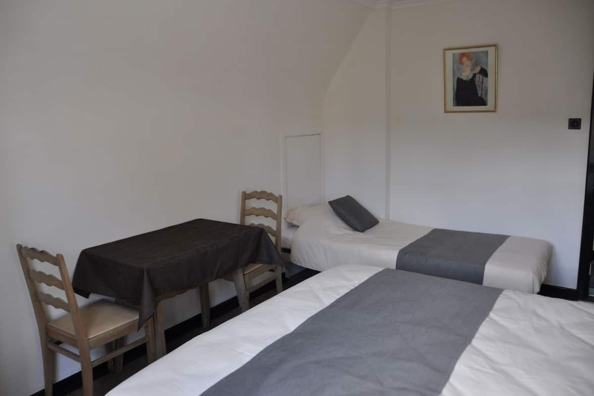 Driepersoonskamer, gedeelde badkamer | Gratis babybedden, gratis wifi, beddengoed