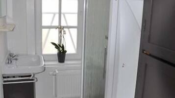 Twin kamer, gemeenschappelijke badkamer | Gratis babybedden, gratis wifi, beddengoed