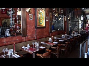 Middag serveres, belgiske retter