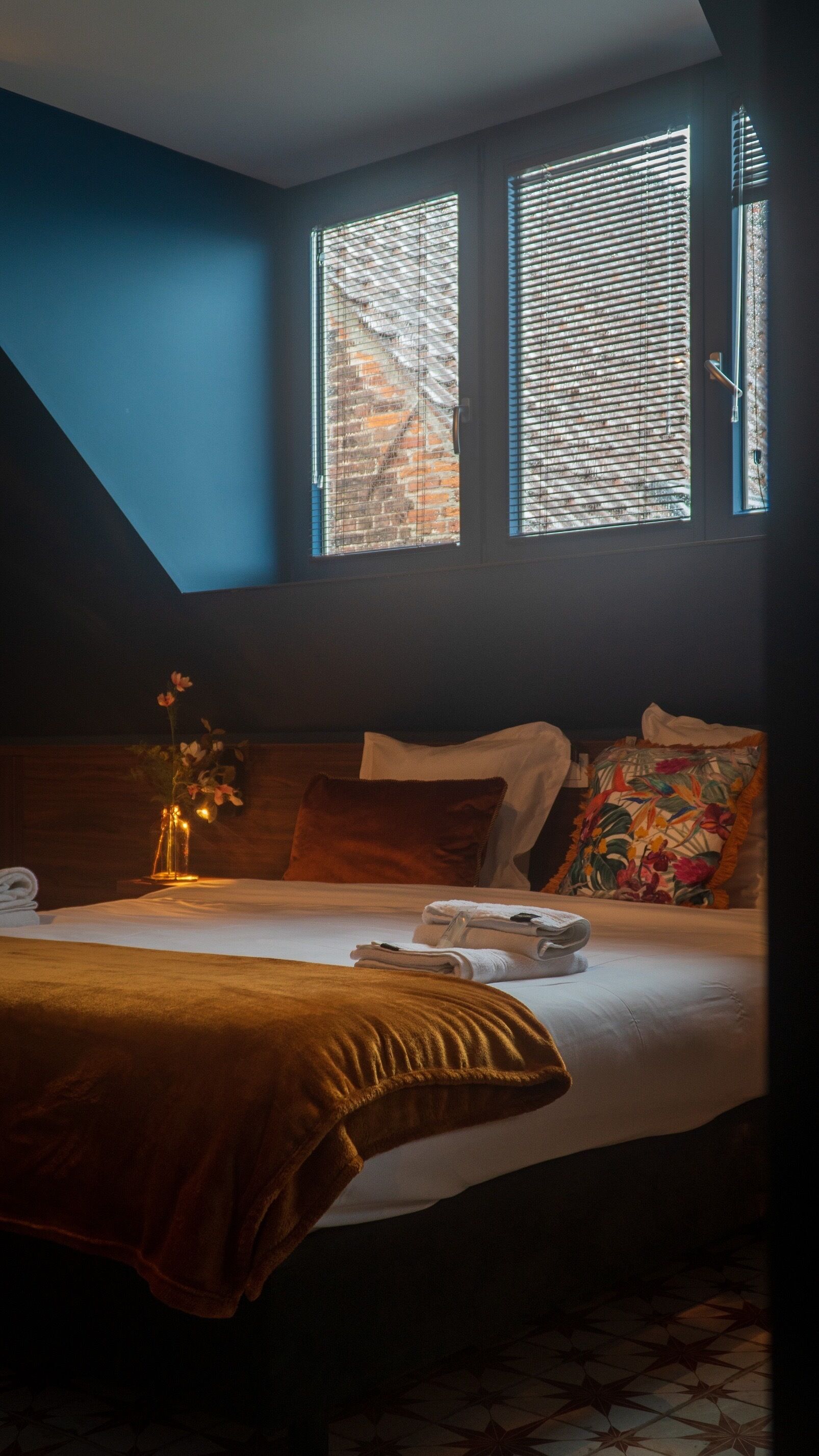 Luxe vierpersoonskamer | Lakens van Egyptisch katoen, hypoallergeen beddengoed, donzen dekbedden