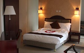 Executive-Suite, barrierefrei, Stadtblick | Hochwertige Bettwaren, Daunenbettdecken, Minibar, Zimmersafe
