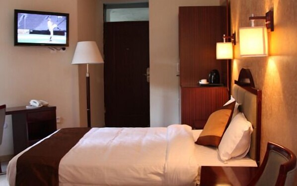 Deluxe-Doppelzimmer, 1 King-Bett, barrierefrei, Stadtblick | Hochwertige Bettwaren, Daunenbettdecken, Minibar, Zimmersafe