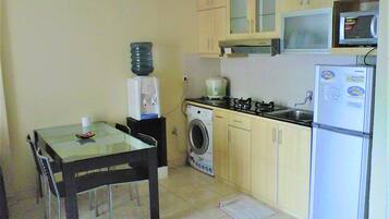 Full-size fridge, microwave, stovetop, cookware/dishes/utensils