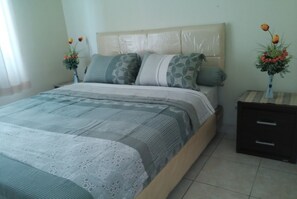Desk, blackout curtains, rollaway beds, bed sheets - Adaru Apartment (Jakarta)