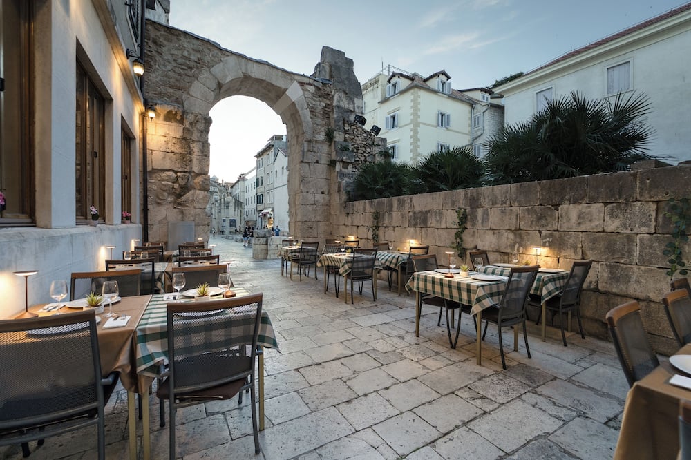 Hotel Peristil