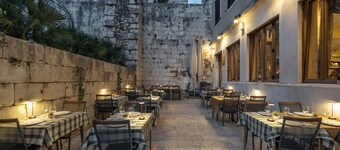 Hotel Peristil