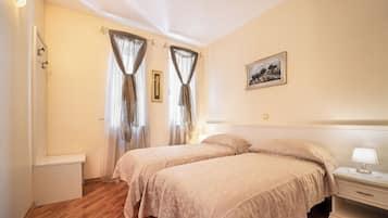 Minibar, escritorio, cortinas blackout y tabla de planchar con plancha