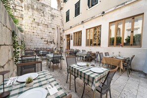 Sudah termasuk sarapan ala kontinental setiap hari