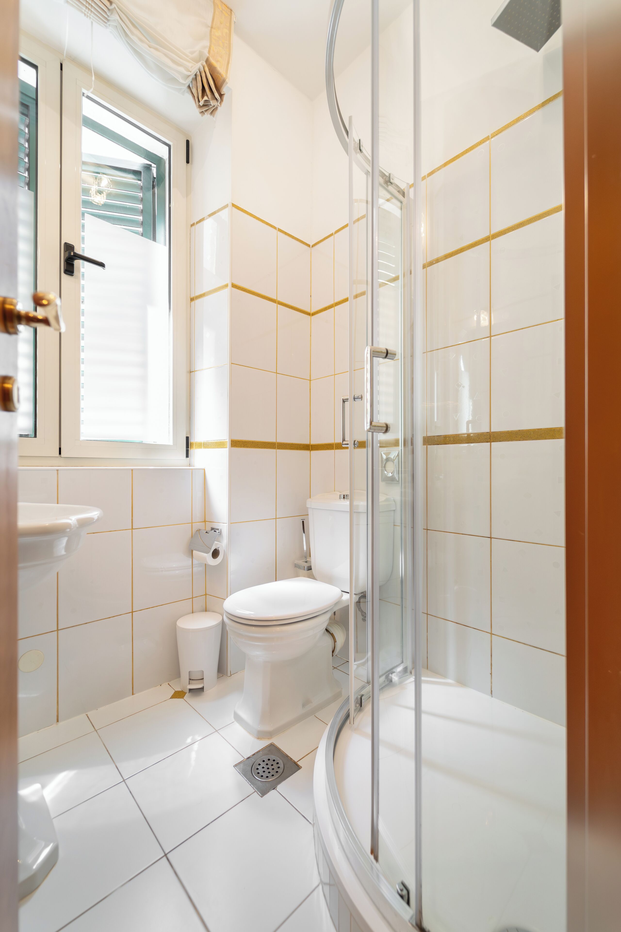 single room | bathroom | shower, free toiletries, hair dryer, towels