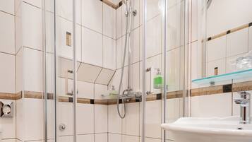 Quarto casal ou duplo | Banheiro | Chuveiro, produtos de toalete grátis, secador de cabelo