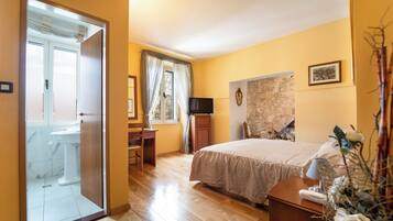 ห้องซูพีเรียดับเบิล | มินิบาร์, โต๊ะทำงาน, ผ้าม่านกันแสง, เตารีด/โต๊ะรีดผ้า