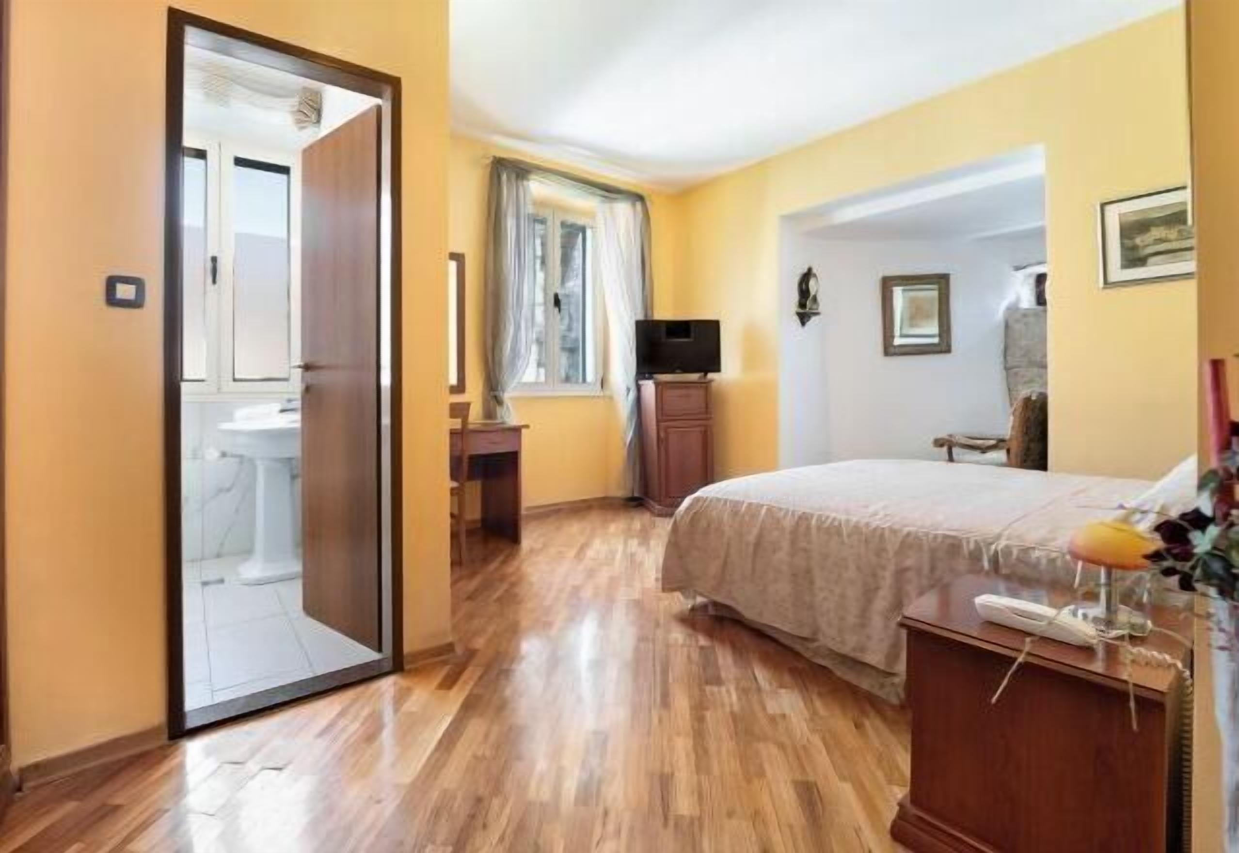 Minibar, bureau, rideaux occultants, fer et planche à repasser