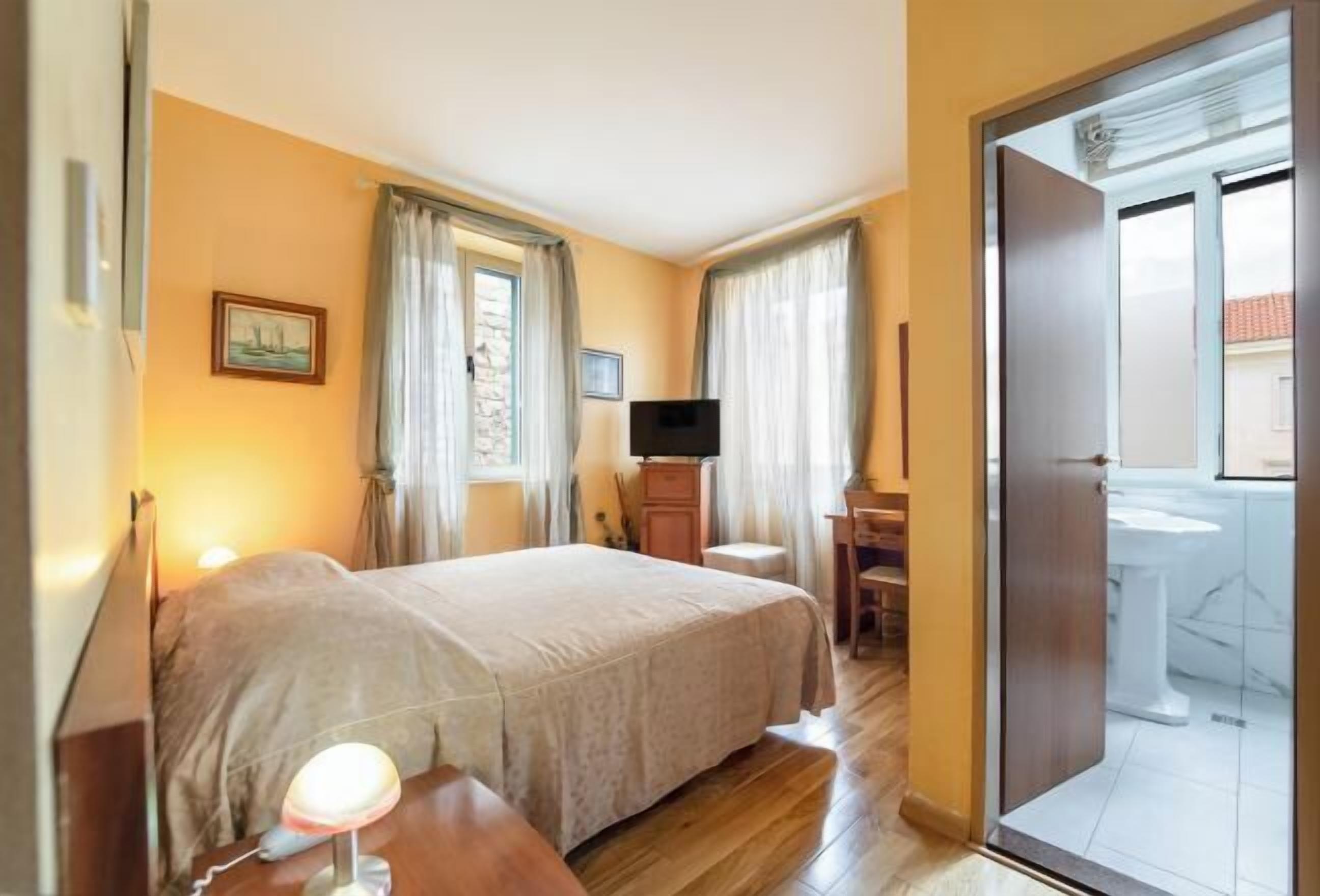 Minibar, bureau, rideaux occultants, fer et planche à repasser