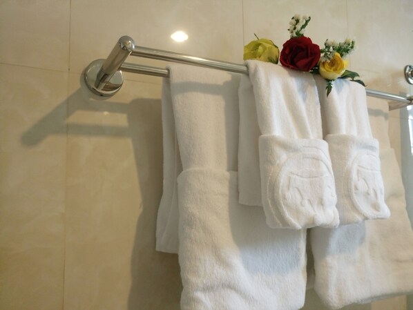 Quarto casal superior, 1 quarto | Comodidades do banheiro | Chuveiro/banheira combinados, chuveiro com efeito de chuva