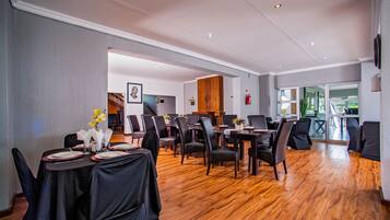 Basic Double Room | Dining room