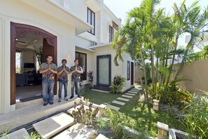 A modern house with a well-maintained garden, a small pond, and a clear sky. - Casa de Balangan by Exotiq Villa Holidays (Jimbaran)