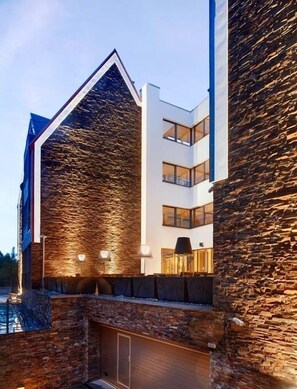 Front of property – evening/night - Zelenogradsk Spa Hotel (Zelenogradsk)