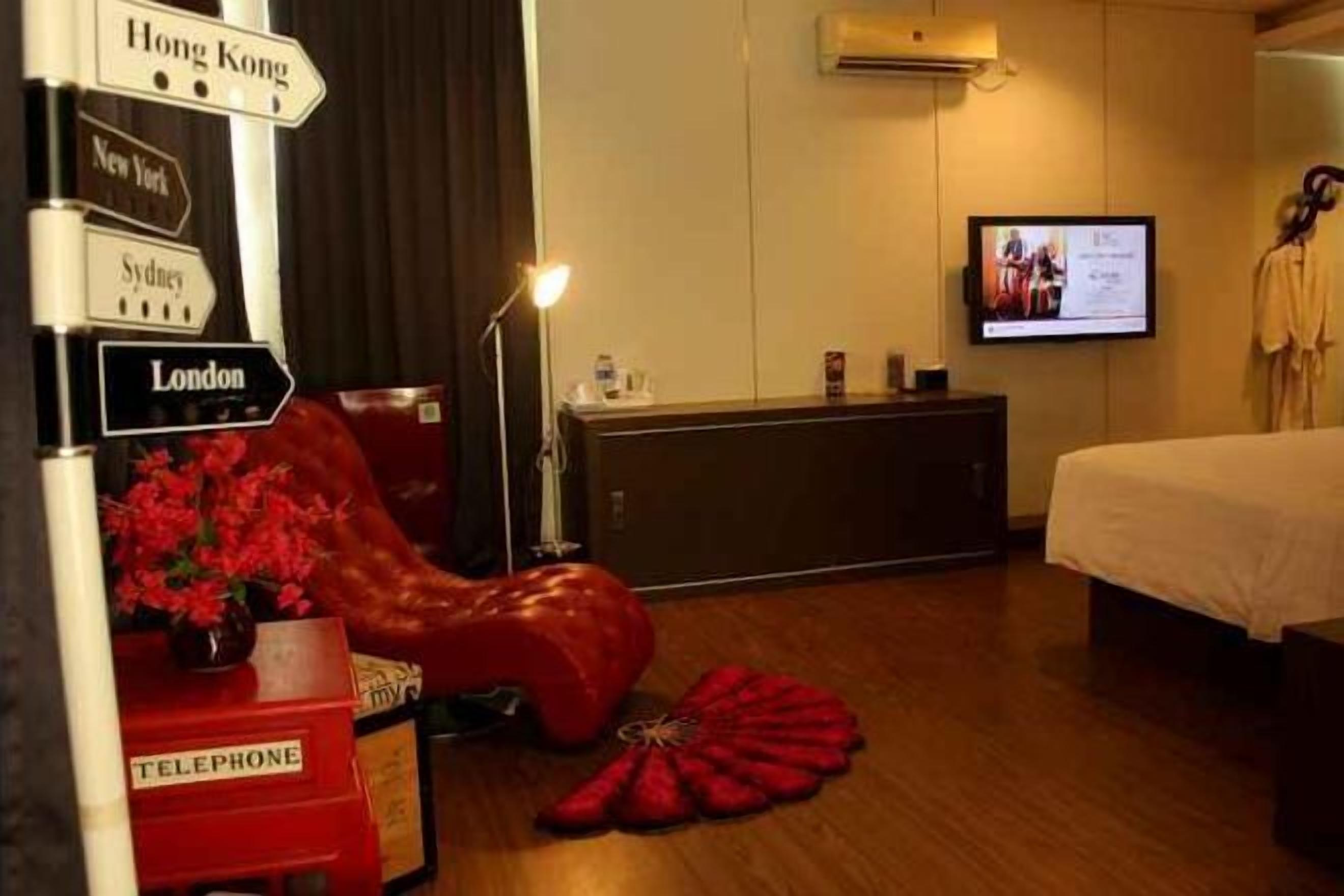 Premium bedding, in-room safe, free WiFi, bed sheets