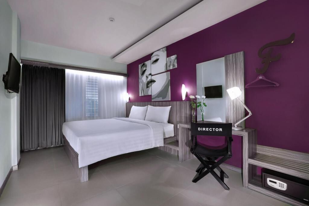 Premium bedding, in-room safe, free WiFi, bed sheets