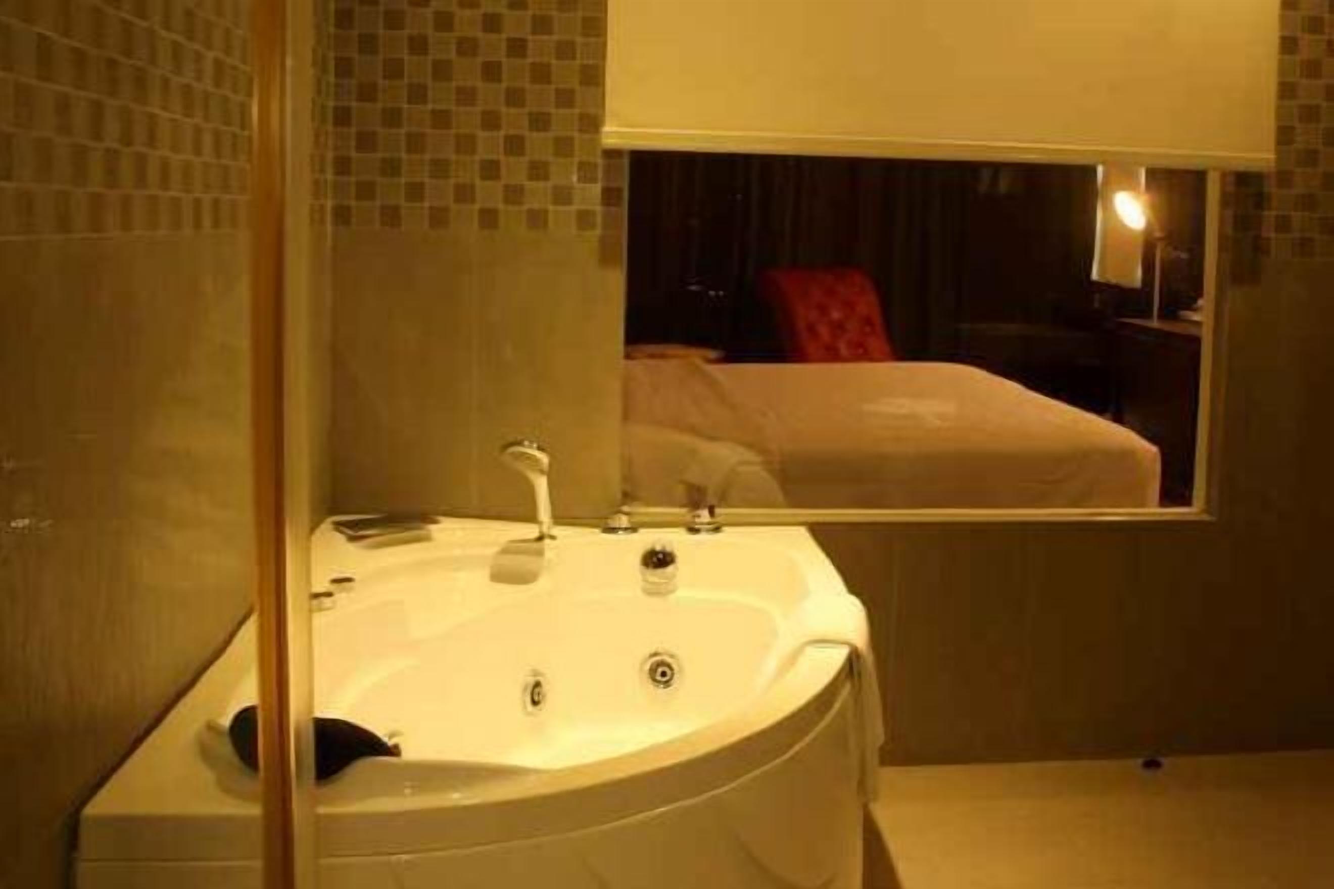 Premium bedding, in-room safe, free WiFi, bed sheets