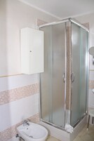 Quarto casal luxo | Banheiro | Chuveiro, produtos de toalete grátis, secador de cabelo, bidê