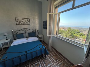 Premium bedding, memory-foam beds, desk, laptop workspace - B&B La finestra sulla valle (Agrigento)