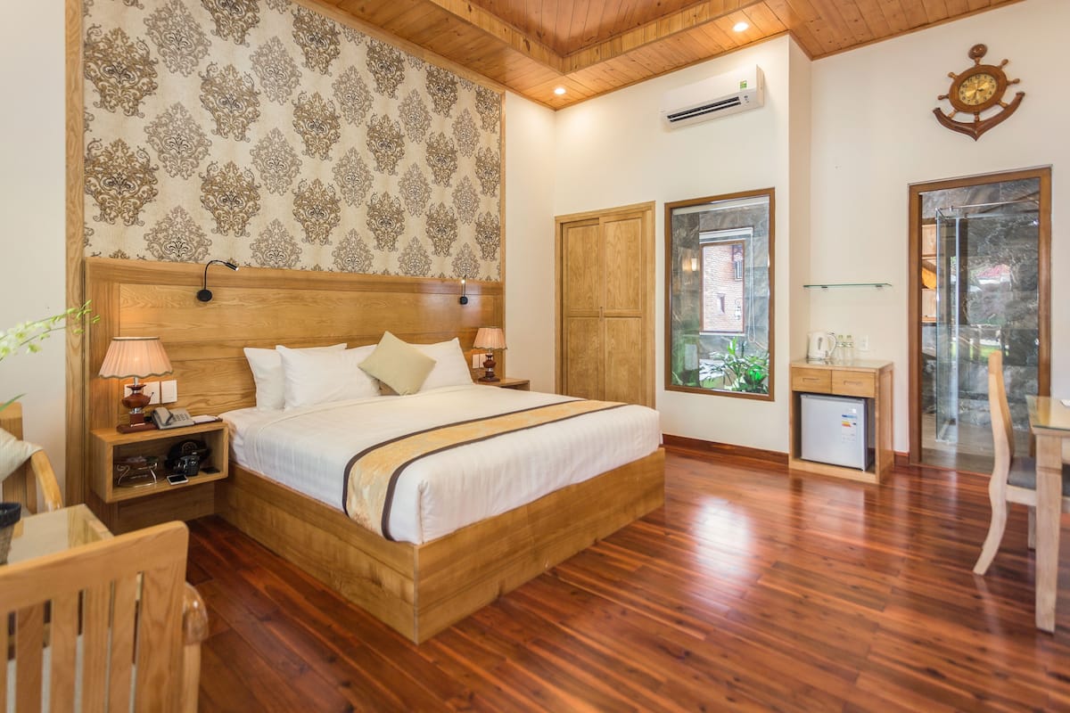 Bungalow – deluxe, 1 kingsize-seng, bassengutsikt | Minibar, safe på rommet, skrivebord og blendingsgardiner