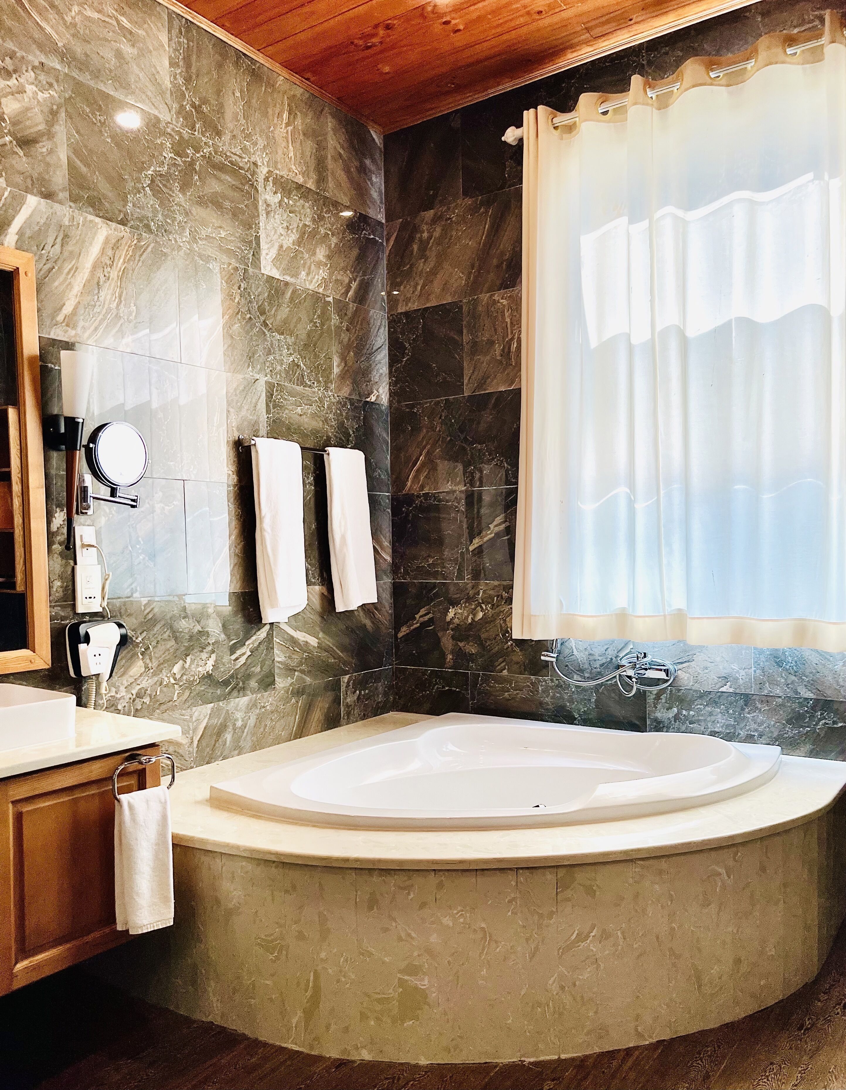 junior suite, 1 king bed | 1 bedroom, minibar, in-room safe, desk