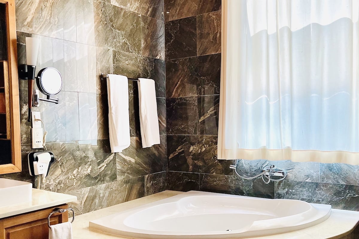 junior suite, 1 king bed | 1 bedroom, minibar, in-room safe, desk