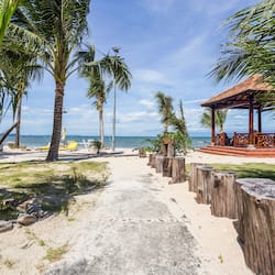 Praia particular, espreguiçadeiras, guarda-sóis, toalhas de praia