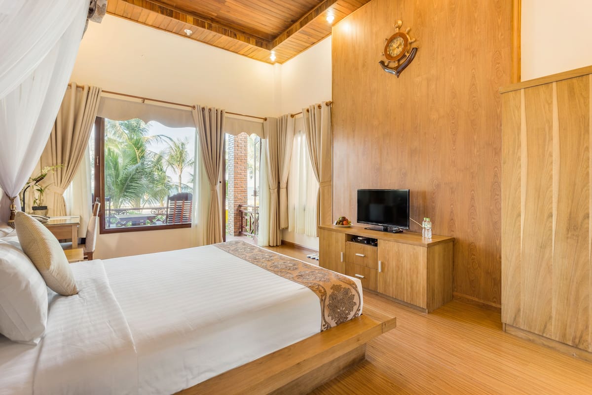 Bungalow – deluxe, ved strandkanten | Minibar, safe på rommet, skrivebord og blendingsgardiner
