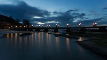 Privatstrand, Liegestühle, Sonnenschirme, Strandtücher