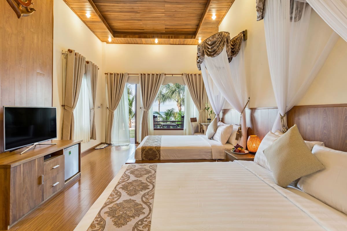 Habitación familiar con 1 cama matrimonial o 2 individuales, frente al mar | Sala de estar | Televisión LED de 40 pulgadas con canales vía satélite y televisión