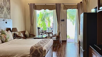 Suíte júnior, 1 cama King | Frigobar, cofres nos quartos, escrivaninha, cortinas blackout