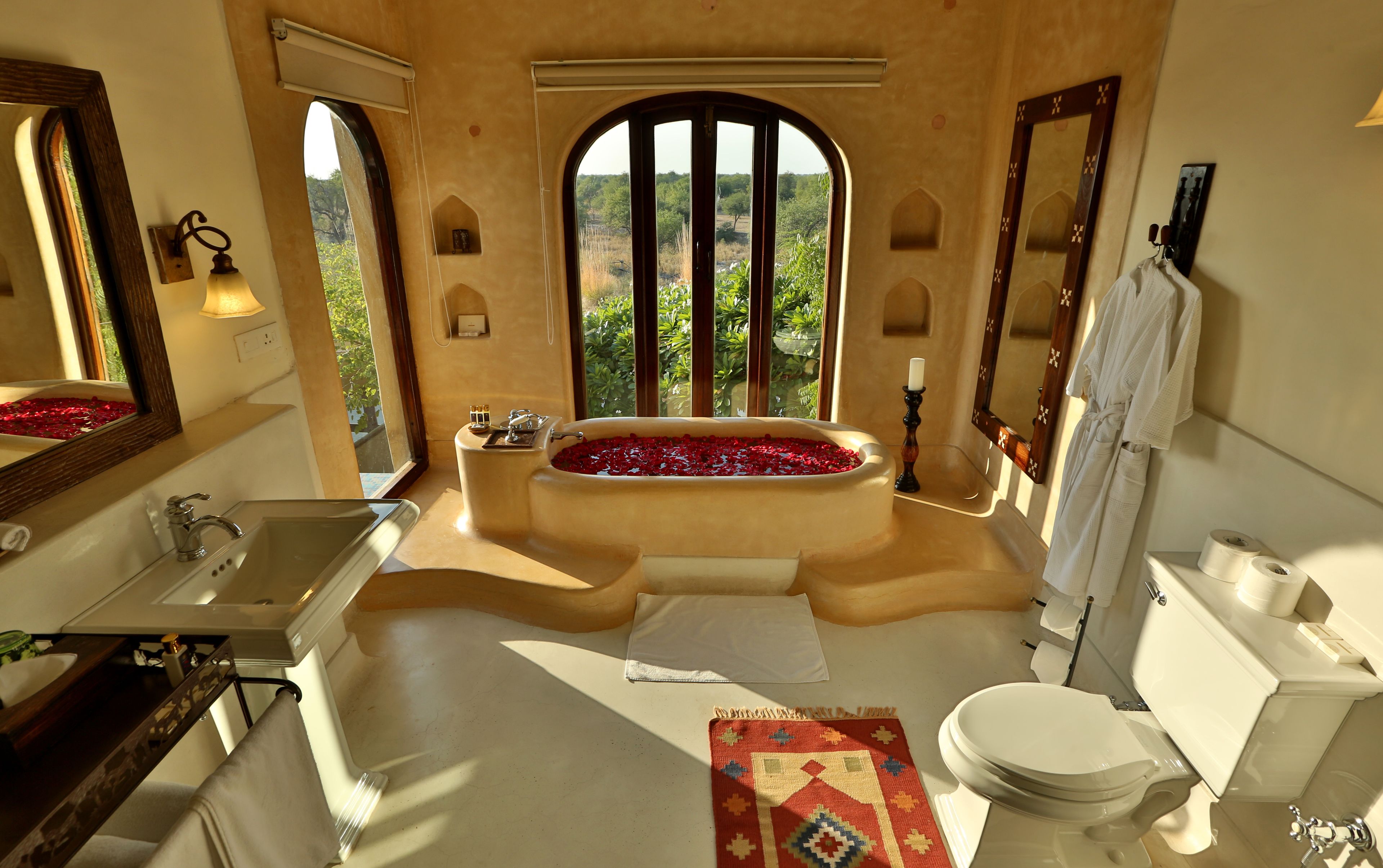 Alishan Suite | Bathroom | Deep-soaking bathtub, free toiletries, hair dryer, bathrobes